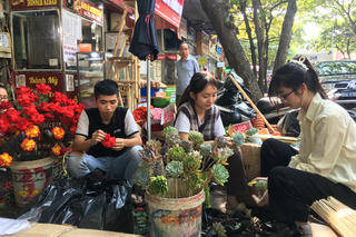 Thị trường hoa tươi nhộn nhịp trước Ngày phụ nữ Việt Nam 20/10
