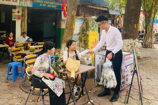 Xuất hiện dàn 'mỹ nam' tặng hoa cho chị em phụ nữ Hà Thành