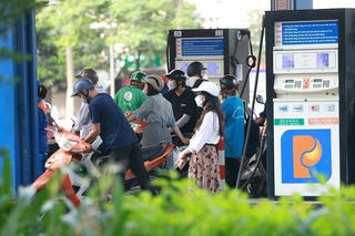 Giá dầu tiếp tục 'chìm' sâu, giá xăng trong nước chiều nay ra sao?