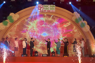 Người dân Hà Nội, du khách thỏa sức thưởng thức đặc sản vùng miền hội tụ về Thủ đô