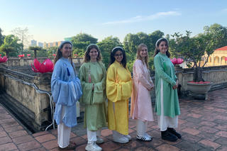 Du khách thích thú khi trải nghiệm Cổ phục Việt Nam 