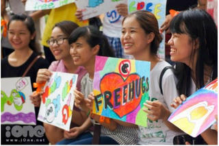 Bao lâu rồi, chúng ta lãng quên… một cái ôm?