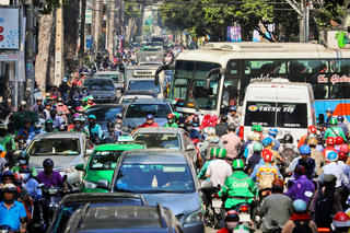 Tới lúc thu phí khí thải xe cộ hay chưa?