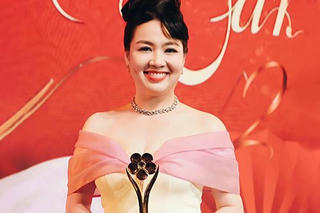 Diễn viên Lê Khánh hé lộ top 3 bí quyết 'hack tuổi' dưỡng da đẹp, kiêu sa đón Tết