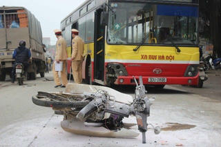 Công an Hà Nội tìm người làm chứng vụ tai nạn giao thông giữa xe bus và xe máy tại ngã tư Nguyễn Chánh