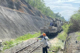 Sự cố sạt lở hầm đường sắt Chí Thạnh: Công tác khắc phục gặp nhiều khó khăn