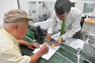  Vàng 'hạ nhiệt', giá vẫn cao 'ngất ngưởng', nhiều người dân nóng lòng xếp hàng mua!