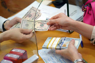 Điều hành tỷ giá: “Không nên dùng kháng sinh liều cao để chữa bệnh đường ruột”