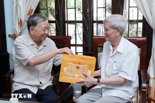 Chủ tịch nước Tô Lâm thăm, chúc mừng các nhà báo lão thành