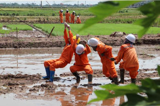Những “chiến sĩ áo cam” xung kích trên công trường đường dây mạch 3