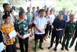 Phó Thủ tướng Lê Thành Long thăm, tặng quà nhân dân vùng ngập lụt Phiêng Nghè