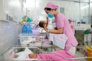 Nỗ lực khuyến sinh để kìm chế già hóa dân số