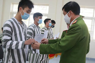 Người được đặc xá có đương nhiên được xóa án tích hay không?