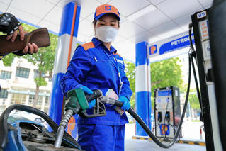 Giá xăng trong nước ngày mai có thể tiếp tục giảm
