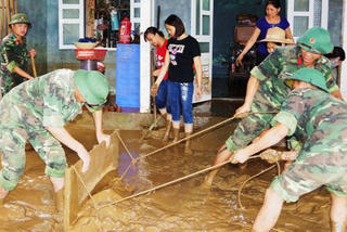 Chung sức, đồng lòng khắc phục hậu quả bão lũ