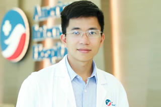 Bác sĩ trẻ bán siêu xe ủng hộ 3 tỷ đồng giúp đỡ đồng bào vùng lũ lụt