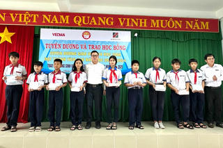Vedan trao học bổng cho học sinh Nhơn Trạch và hỗ trợ nhà đại đoàn kết tại Mỹ Xuân