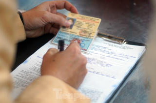 Từ 1/1/2025, để giấy phép lái xe ô tô quá hạn 1 ngày cũng phải thi lại lý thuyết