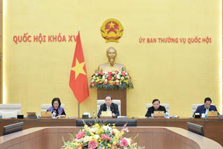 Thông qua Nghị quyết về áp dụng mức thuế bảo vệ môi trường với xăng dầu 