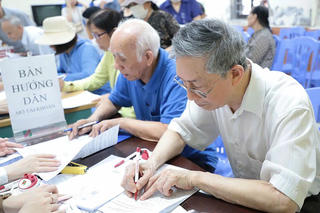 Cán bộ không tái cử, tái bổ nhiệm được trợ cấp 5 tháng tiền lương với mỗi năm nghỉ hưu trước tuổi