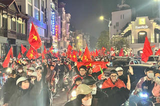 "Đêm hội" cờ đỏ Sao vàng: Khi bóng đá gắn kết triệu trái tim Việt