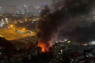 Đêm qua lại cháy ở Hà Nội, khói đen cuồn cuộn kèm nhiều tiếng nổ lớn