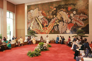 Phu nhân Chủ tịch Quốc hội Nguyễn Thị Thanh Nga thưởng thức trà Việt cùng Nhóm Phụ nữ Cộng đồng ASEAN