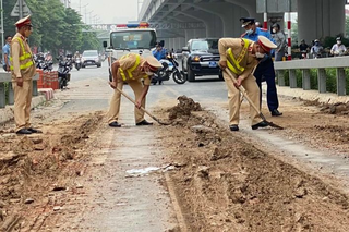 Điều khiển xe ô tô đổ trái phép rác, đất ra đường phố có thể bị phạt tới 15 triệu đồng