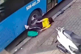 Thót tim cảnh nữ sinh suýt lọt vào bánh ô tô vì ba-lô kẹt ở cửa xe buýt