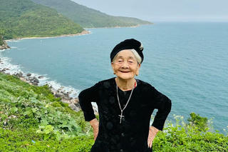 Cụ bà 97 tuổi check-in khắp Việt Nam gây sốt mạng xã hội