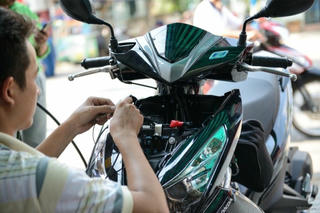 Thay đèn LED cho xe máy, 'coi chừng' bị phạt đến 600.000 đồng