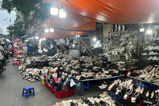 "Chợ hàng hiệu" Nhà Xanh bị kiểm tra, hóa ra hàng trăm món đều là đồ giả