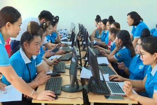 Cán bộ Hội phụ nữ: Điểm sáng đưa “cách mạng số” về với bản làng