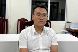 Bắt Phó Chủ tịch thị trấn ở Hà Nội vì sản xuất cồn giả