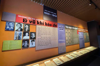 Bài 2: Đối diện 'hòn tên, mũi đạn' mà chí không mòn 