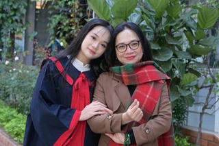Gia đình yêu thương phía sau nhà báo