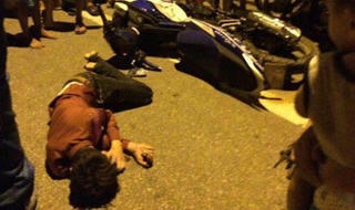 Cô gái trẻ mưu trí hạ gục kẻ cướp giật điện thoại Iphone6