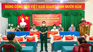 Bộ Tư lệnh Quân khu 9 thăm và tặng quà cho người dân huyện Mỹ Tú, tỉnh Sóc Trăng