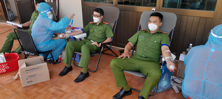Những giọt máu nghĩa tình trong đại dịch của Công an huyện Phong Điền, Cần Thơ