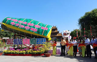 Đồng Tháp mở đòn bánh tét khổng lồ chiều dài 6m