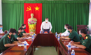 Chủ tịch UBND tỉnh Trà Vinh động viên gia đình có con lên đường nhập ngũ 