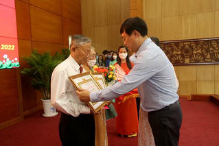 Đồng Tháp: Trao Huy hiệu Đảng cho 26 đảng viên trong ngày sinh Chủ tịch Hồ Chí Minh