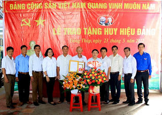 Đồng Tháp: Trao Huy hiệu Đảng cho đảng viên cao tuổi