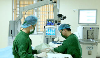 Bệnh viện Mắt Phú Thọ phẫu thuật gần 26.000 ca Phaco