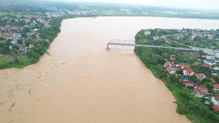 Tăng cường tìm kiếm cứu hộ, cứu nạn nạn nhân và phương tiện vụ sập cầu Phong Châu