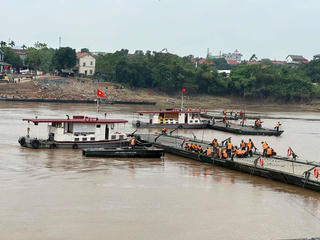 Phú Thọ: Chính thức bắc cầu phao thay thế tạm cầu Phong Châu