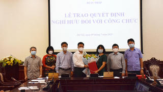 Bộ Tư pháp trao Quyết định nghỉ hưu cho Cục trưởng Cục Con nuôi