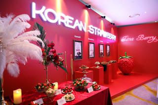 Dâu tây thượng hạng Hàn Quốc ra mắt người tiêu dùng Việt