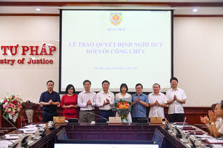 Bộ Tư pháp trao Quyết định nghỉ hưu và Quyết định bổ nhiệm lãnh đạo cấp Vụ