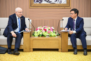 Trao đổi kinh nghiệm về hoàn thiện thể chế trong lĩnh vực THADS với Đại sứ Phần Lan tại Việt Nam